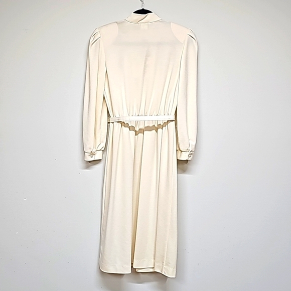 Vtg 80's cream color knit, longsleeve dress. Keyhole neck, pleat front, belted - Picture 6 of 13
